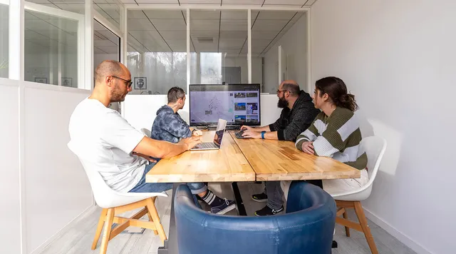 L'équipe de l'agence de communication bayonnaise en réunion de projet
